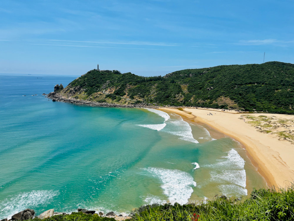 Làn nước biển trong xanh như ngọc